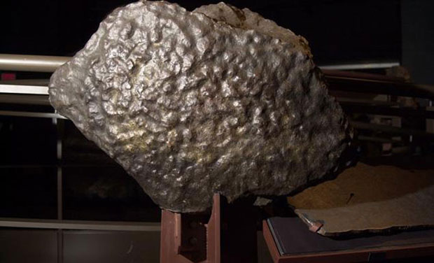 depuis-30-ans-il-utilisait-une-meteorite-de-5-millions-de-dollars-comme-dun-ecrase-jambon1