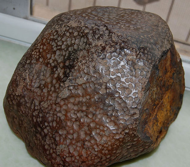 depuis-30-ans-il-utilisait-une-meteorite-de-5-millions-de-dollars-comme-dun-ecrase-jambon3