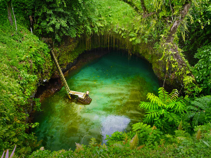 plongez-dans-une-incroyable-piscine-creusee-par-la-nature-en-plein-milieu-du-pacifique4