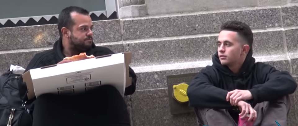 Affamé, il demande une part de pizza. Tout le monde lui dit de dégager, jusqu’à ce que…