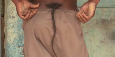 La queue de cet homme fait de lui un véritable Dieu vivant en Inde