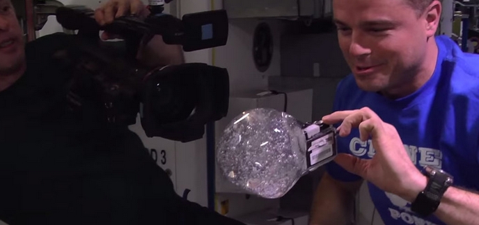 Fascinant : deux astronautes filment l’intérieur d’une bulle d’eau en apesanteur